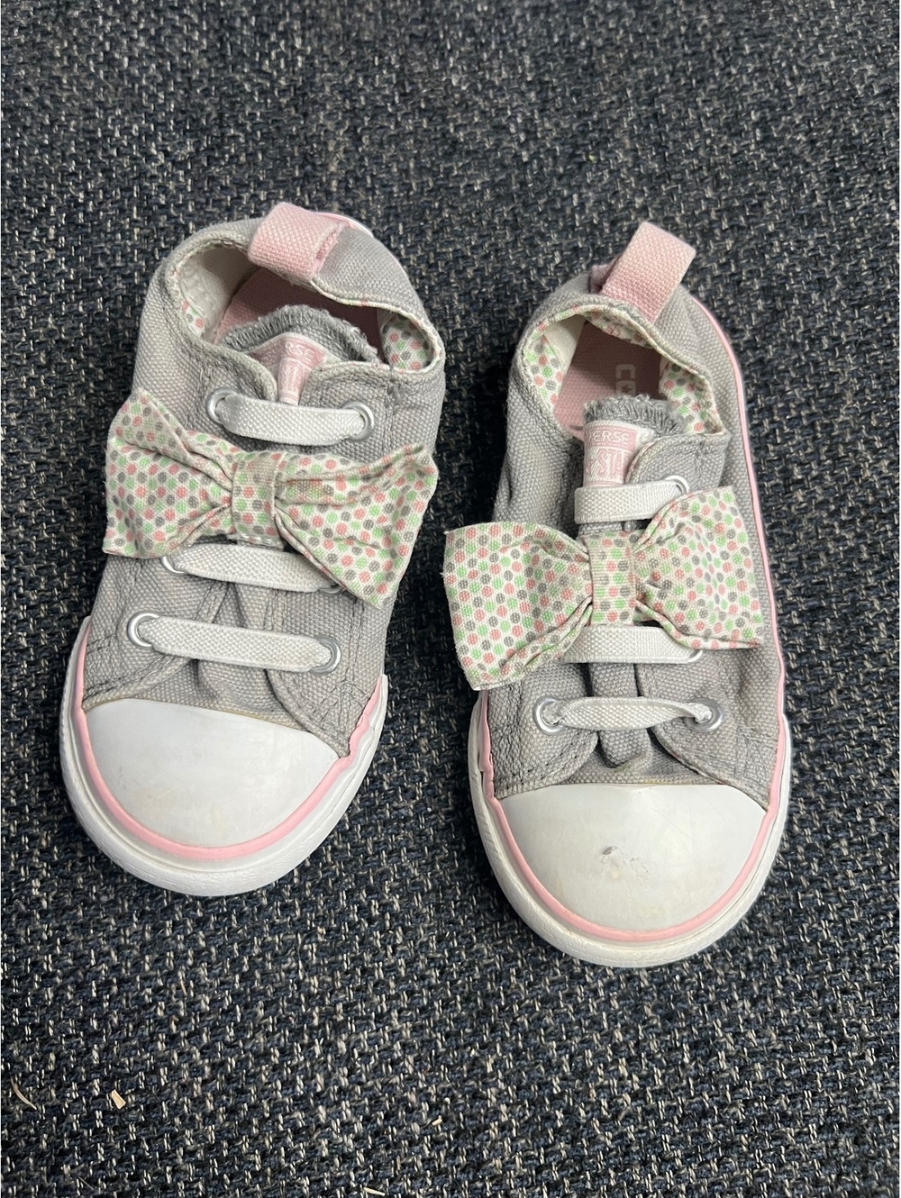 Converse size 8 girls gray and pink bow sneakers